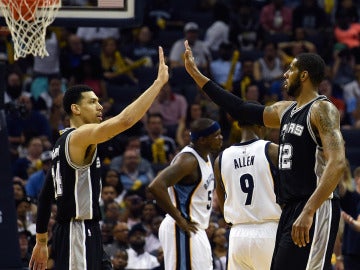 Danny Green (14) y LaMarcus Aldridge (12) durante el partido entre los Spurs y Memphis