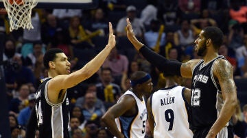 Danny Green (14) y LaMarcus Aldridge (12) durante el partido entre los Spurs y Memphis