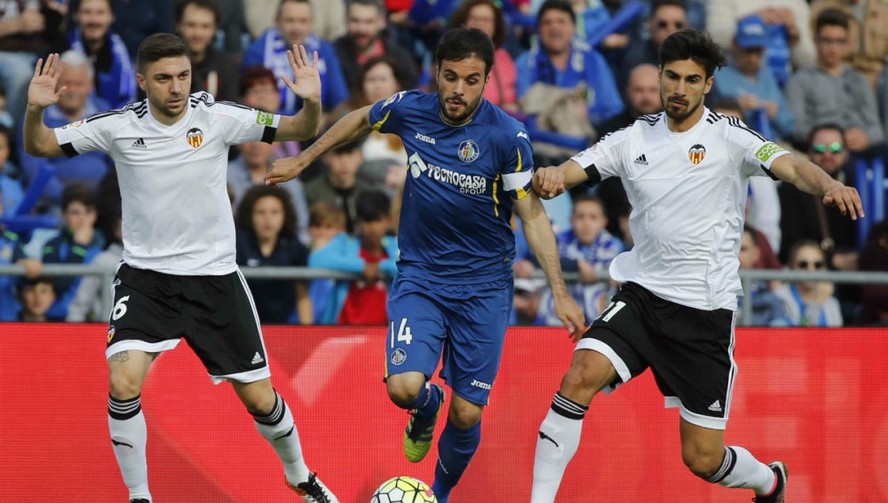 Pedro León, ante André Gomes y Siqueira