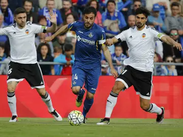Pedro León, ante André Gomes y Siqueira Pedro León, ante André Gomes y Siqueira