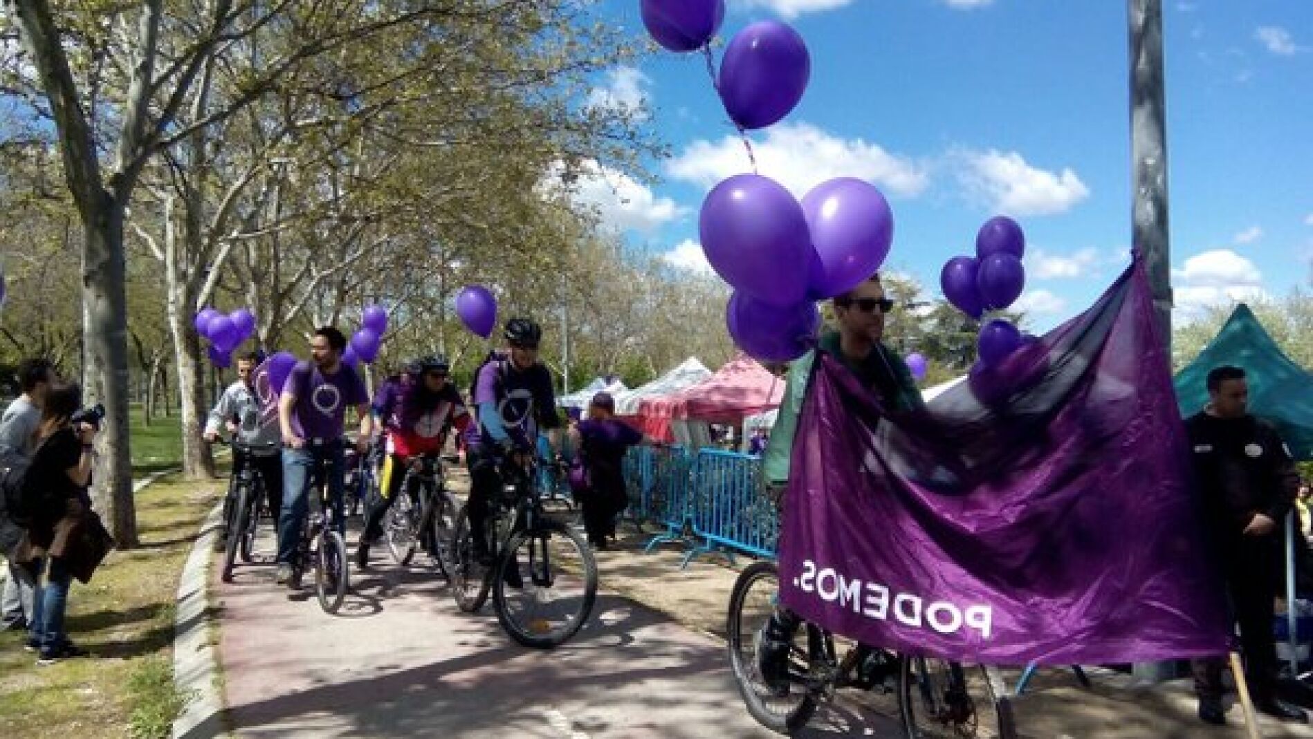 simpatizantes de Podemos llegando al encuentro en Madrid