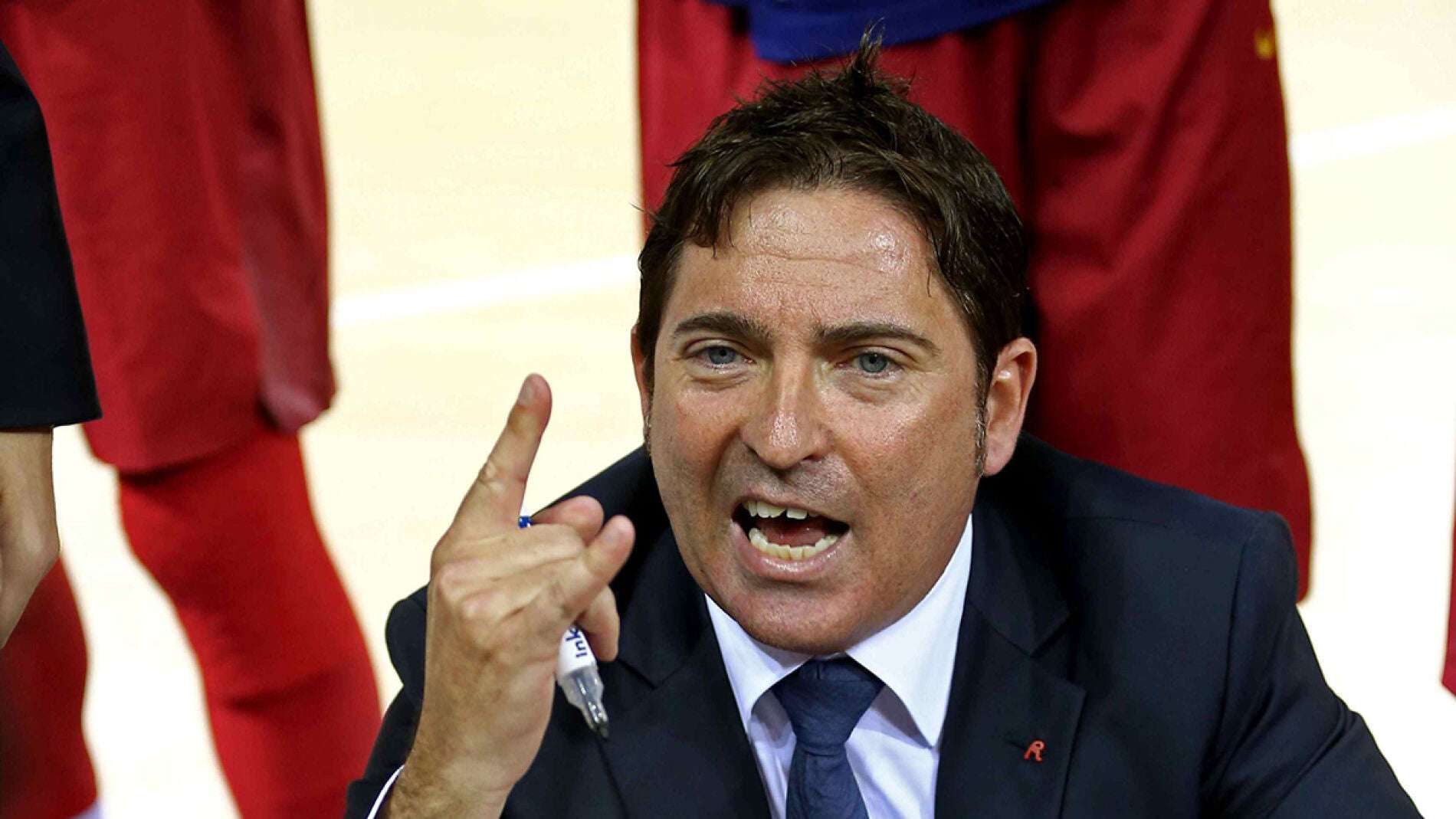 Xavi Pascual dirigiendo al Barcelona de balonmano