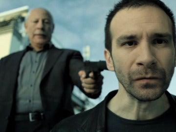 Karim apunta con una pistola a Román en 'Vis a vis'