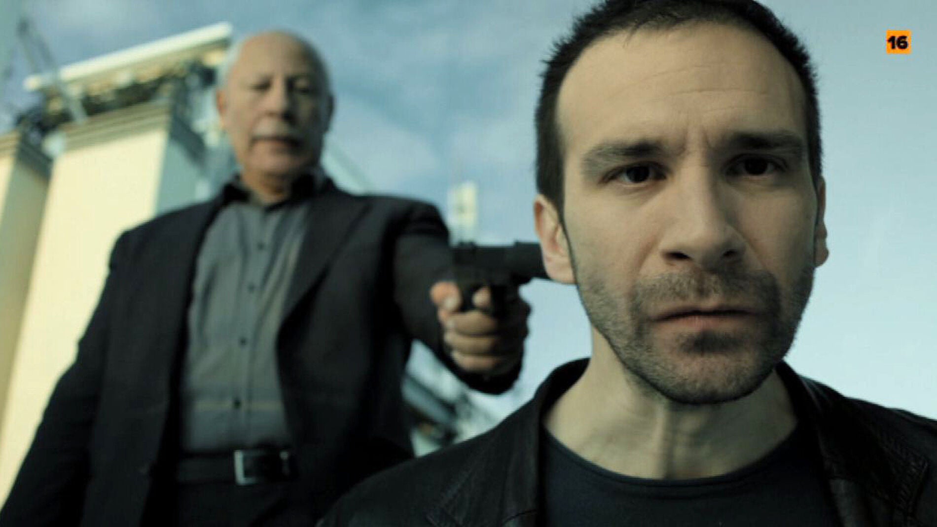 Karim apunta con una pistola a Rom&aacute;n en 'Vis a vis'