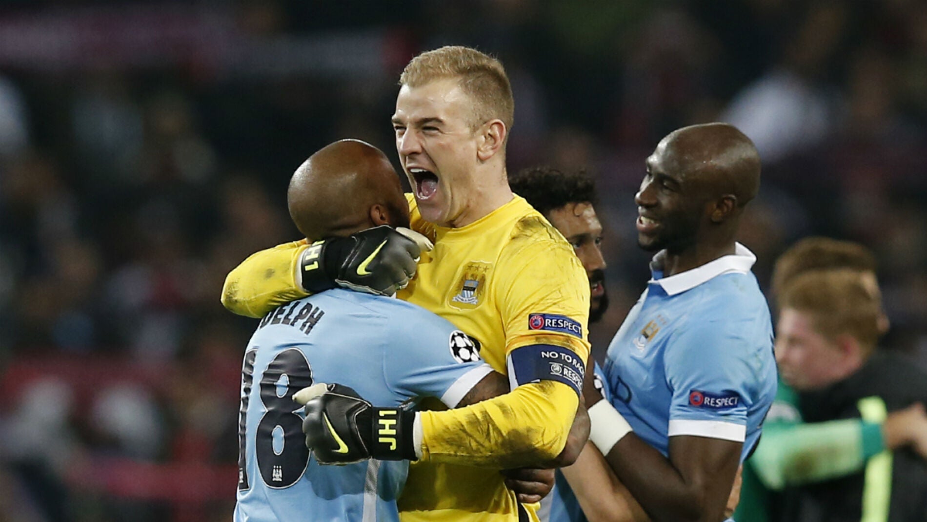 Joe Hart celebra el pase a semifinales junto a sus compa&ntilde;eros