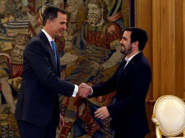 El rey Felipe VI y el líder de IU, Alberto Garzón