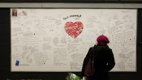 Vista del "muro de recuerdos", instalado en la estaci&oacute;n de Maelbeek