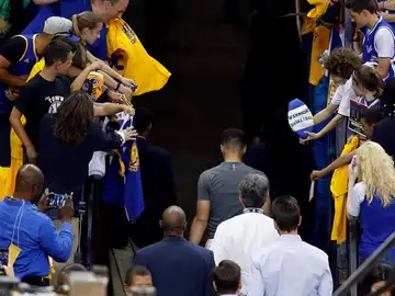 Curry camina cabizbajo a los vestuarios Curry camina cabizbajo a los vestuarios