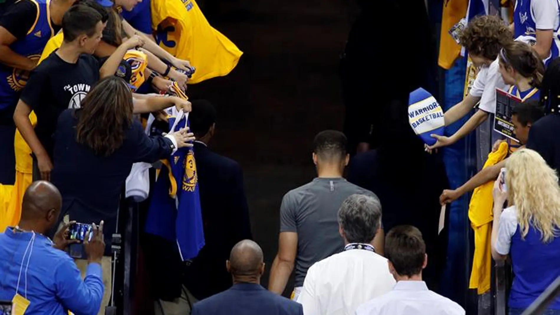 Curry camina cabizbajo a los vestuarios Curry camina cabizbajo a los vestuarios