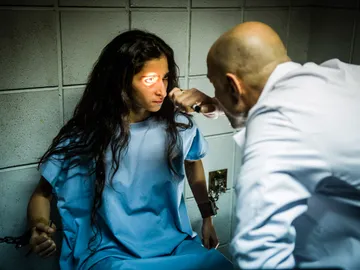 Sandoval examina a Saray Sandoval examina a Saray