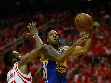 Andre Iguodala lanza a canasta ante Harden Andre Iguodala lanza a canasta ante Harden