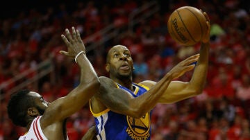 Andre Iguodala lanza a canasta ante Harden