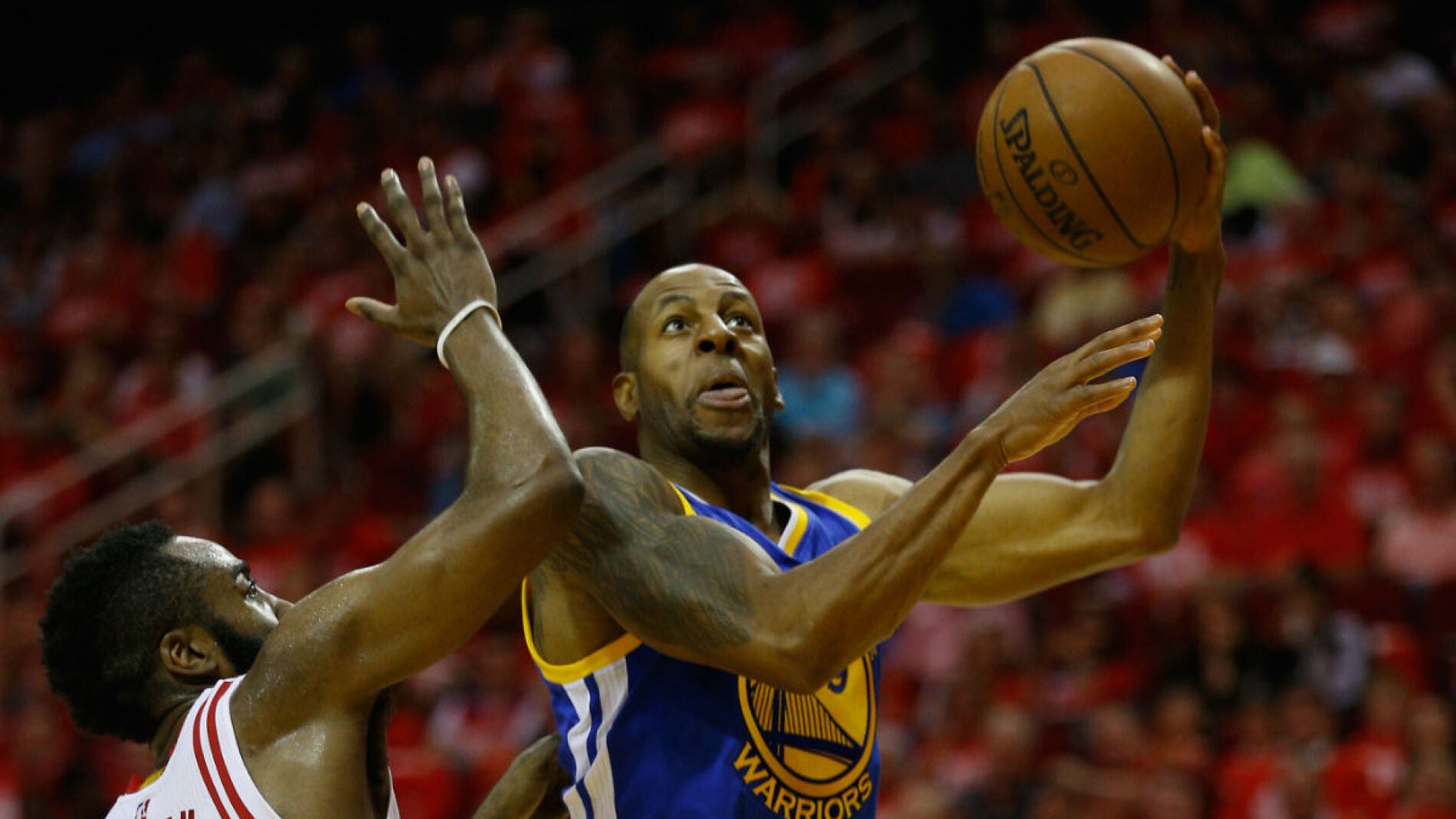 Andre Iguodala lanza a canasta ante Harden