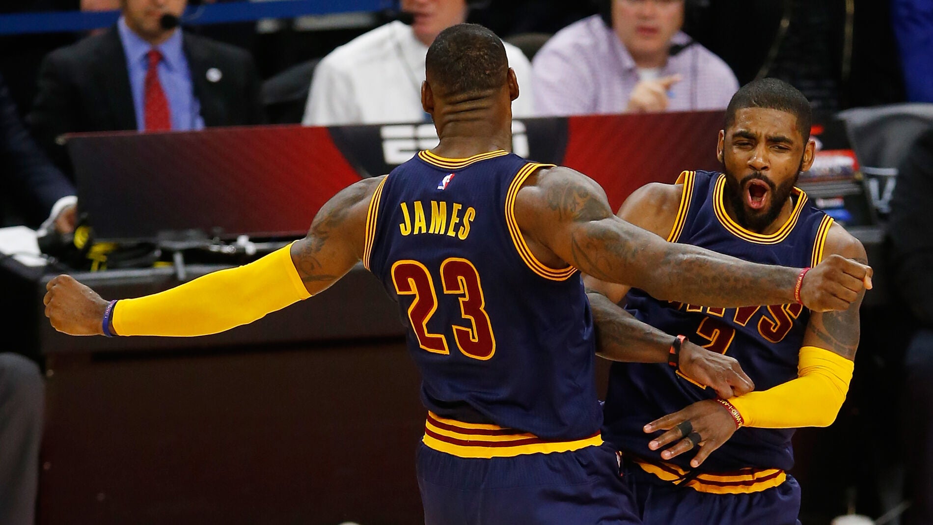 Gran presencia de James e Irving en la victoria de los Cavaliers