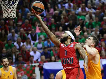 Malcolm Delaney entra a canasta ante la defensa de Satoransky Malcolm Delaney entra a canasta ante la defensa de Satoransky