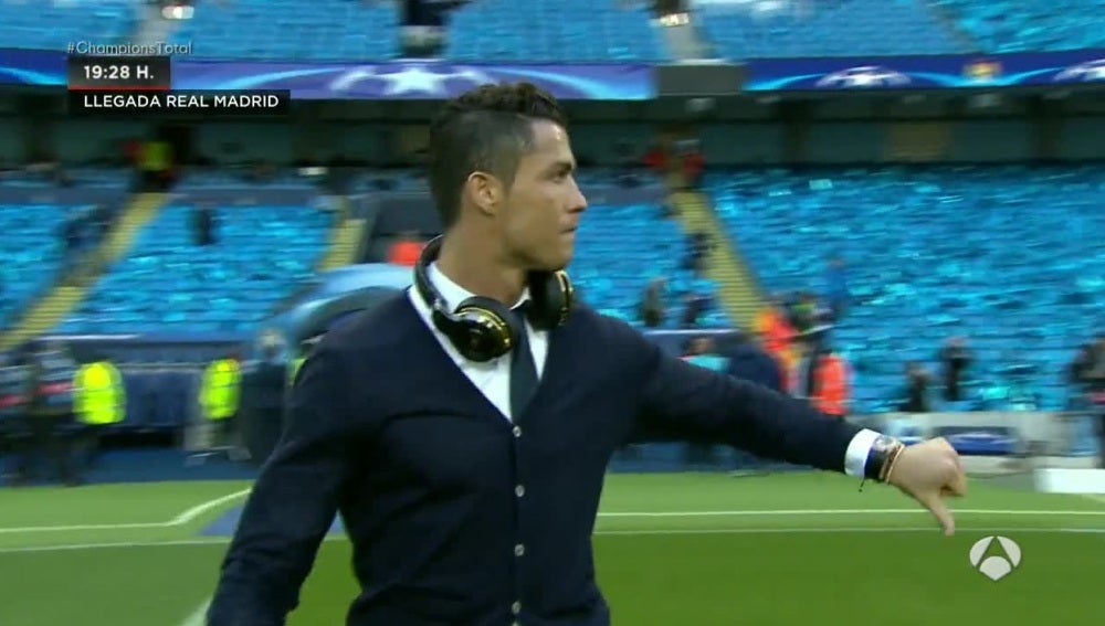 Cristiano Ronaldo, con el pulgar hacia abajo en el césped del Etihad