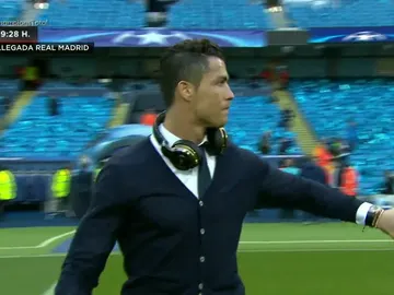 Cristiano Ronaldo, con el pulgar hacia abajo en el césped del Etihad Cristiano Ronaldo, con el pulgar hacia abajo en el césped del Etihad