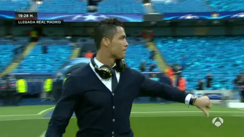 Cristiano Ronaldo, con el pulgar hacia abajo en el césped del Etihad Cristiano Ronaldo, con el pulgar hacia abajo en el césped del Etihad