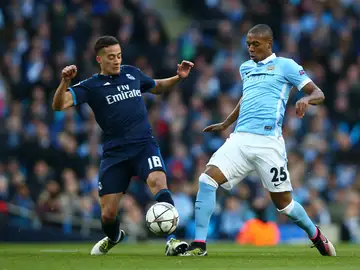 Lucas Vázquez pelea la bola con Fernandinho Lucas Vázquez pelea la bola con Fernandinho