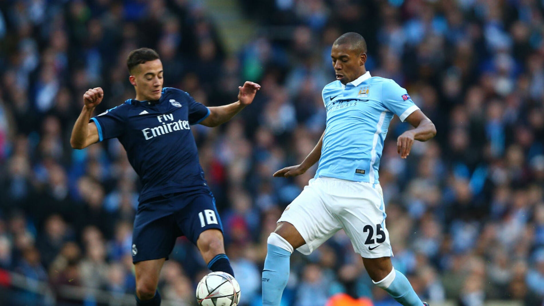 Lucas V&aacute;zquez pelea la bola con Fernandinho