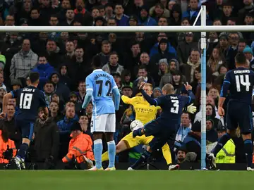 Paradón de Hart a Pepe con el que evitó el gol del Real Madrid Paradón de Hart a Pepe con el que evitó el gol del Real Madrid