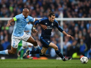 Bale intenta escaparse de la marca de Kompany