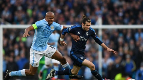 Bale intenta escaparse de la marca de Kompany