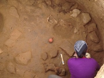 Restos óseos del niño encontrado en el yacimiento Font de la Canya