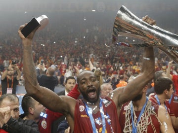 Los jugadores del Galatasaray celebran su triunfo en la Eurocup