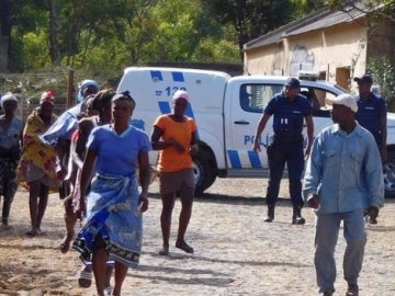 Autoridades locales llegan al lugar donde se encontraron los cuerpos sin vida