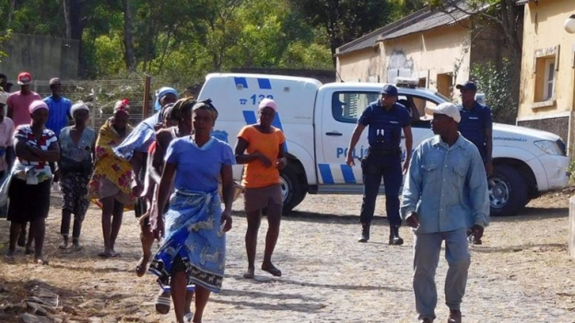 Autoridades locales llegan al lugar donde se encontraron los cuerpos sin vida