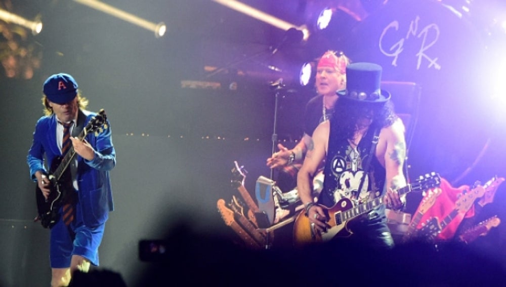 Angus Young de AC/DC en su actuación con Axl Rose en el Coachella