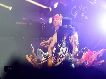 Angus Young de AC/DC en su actuación con Axl Rose en el Coachella Angus Young de AC/DC en su actuación con Axl Rose en el Coachella