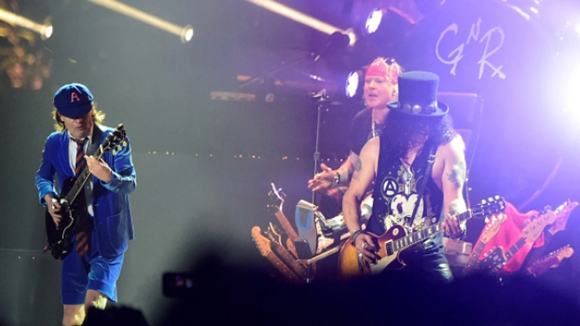 Angus Young de AC/DC en su actuación con Axl Rose en el Coachella Angus Young de AC/DC en su actuación con Axl Rose en el Coachella