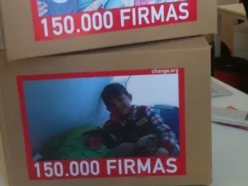Caja con las firmas para traer a España a Osman Caja con las firmas para traer a España a Osman