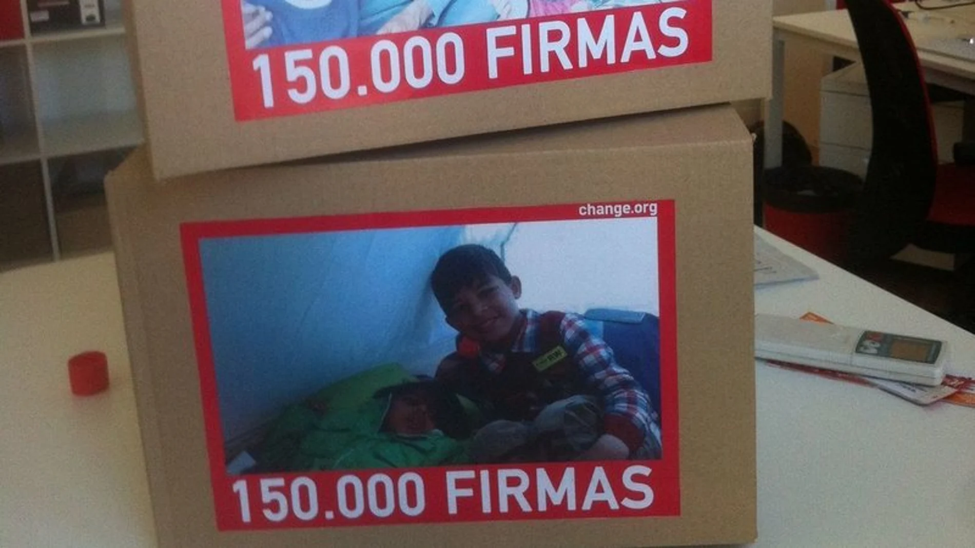 Caja con las firmas para traer a España a Osman Caja con las firmas para traer a España a Osman