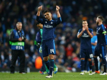 Casemiro saluda a la afición tras el duelo en el Etihad Stadium