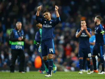 Casemiro saluda a la afición tras el duelo en el Etihad Stadium Casemiro saluda a la afición tras el duelo en el Etihad Stadium