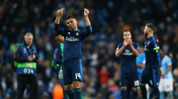 Casemiro saluda a la afición tras el duelo en el Etihad Stadium