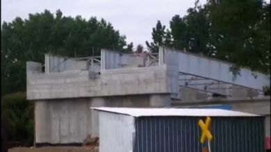 En Chile deciden volver a construir el puente levadizo instalado por error al revés.