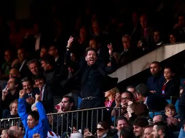 Simeone en la grada expulsado Simeone en la grada expulsado