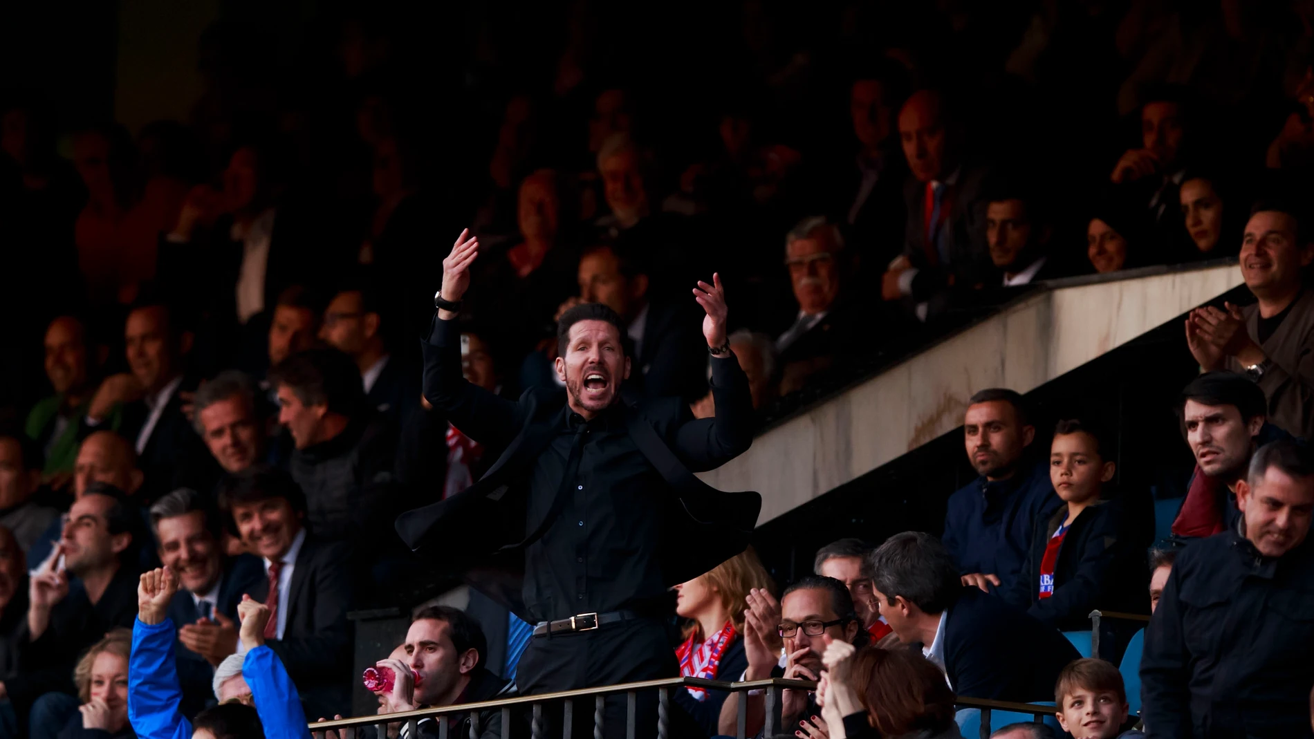 Simeone en la grada expulsado Simeone en la grada expulsado