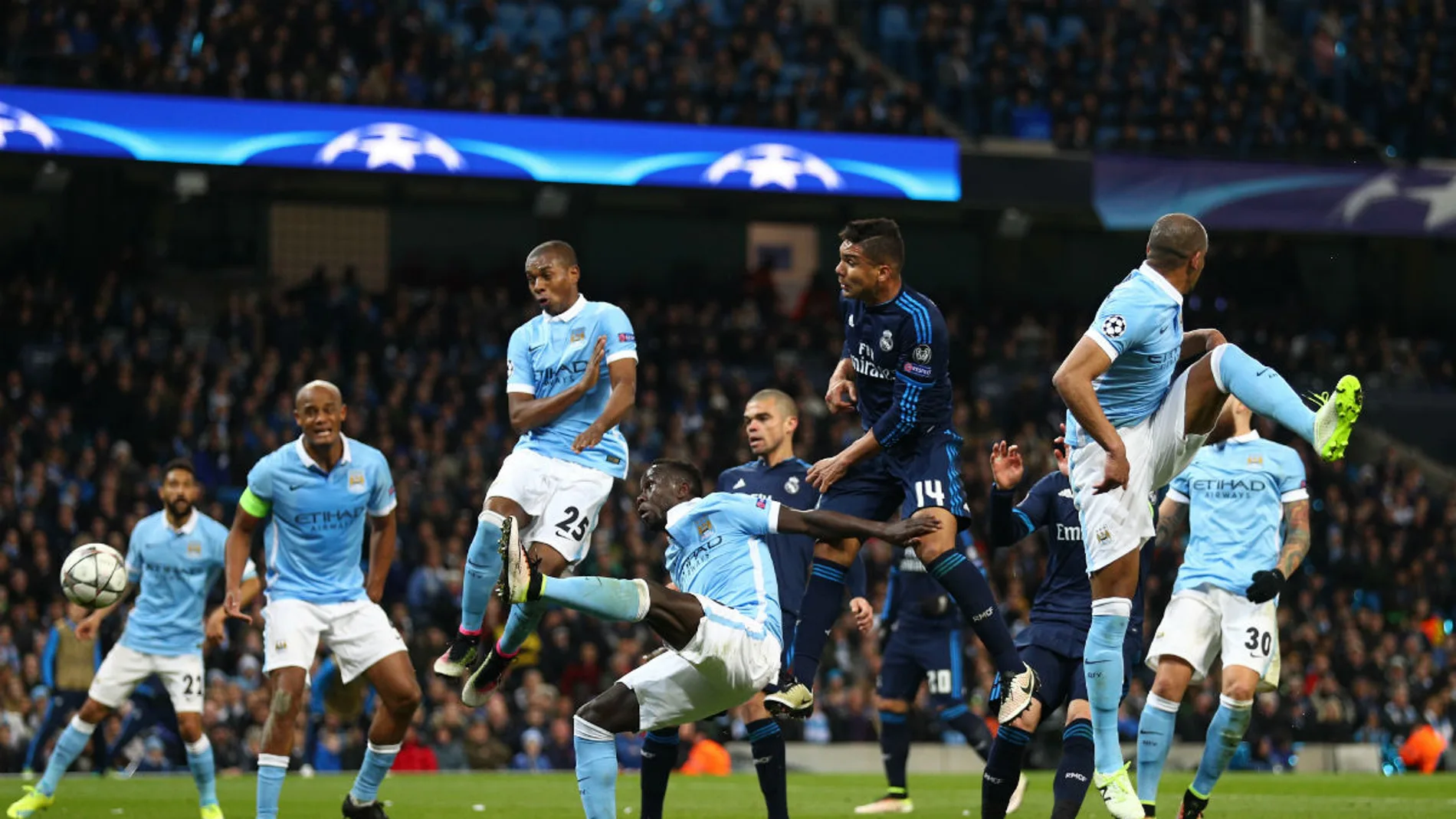 Casemiro remata a puerta ante la defensa del City Casemiro remata a puerta ante la defensa del City