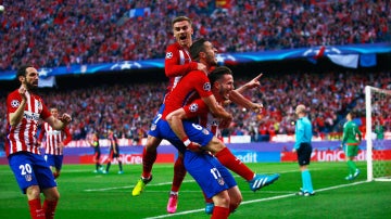 Saúl celebra su golazo al Bayern de Múnich
