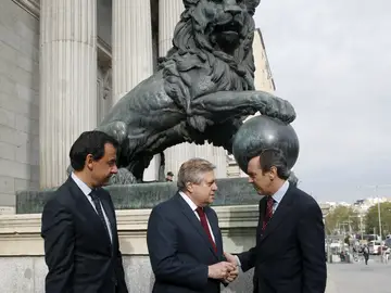 El padre de Leopoldo López a las puertas del Congreso El padre de Leopoldo López a las puertas del Congreso
