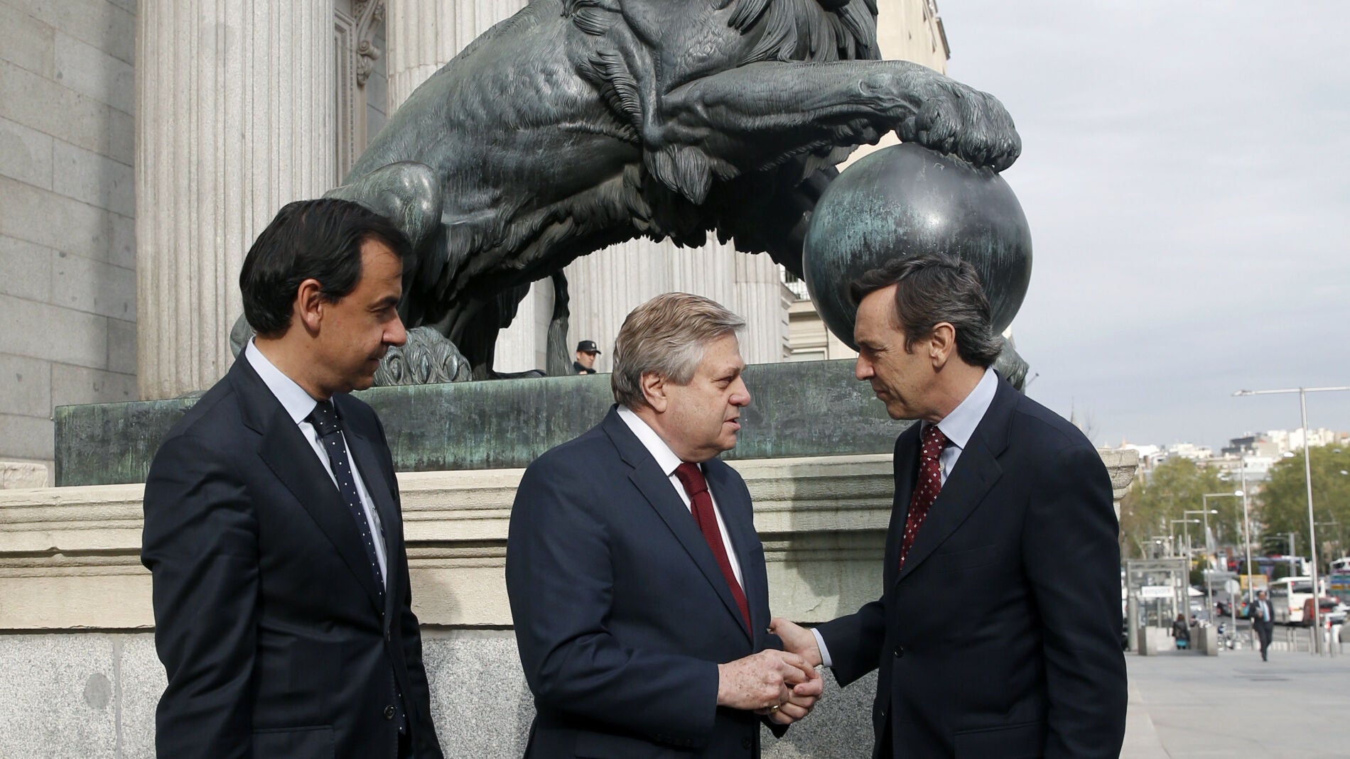 El padre de Leopoldo L&oacute;pez a las puertas del Congreso