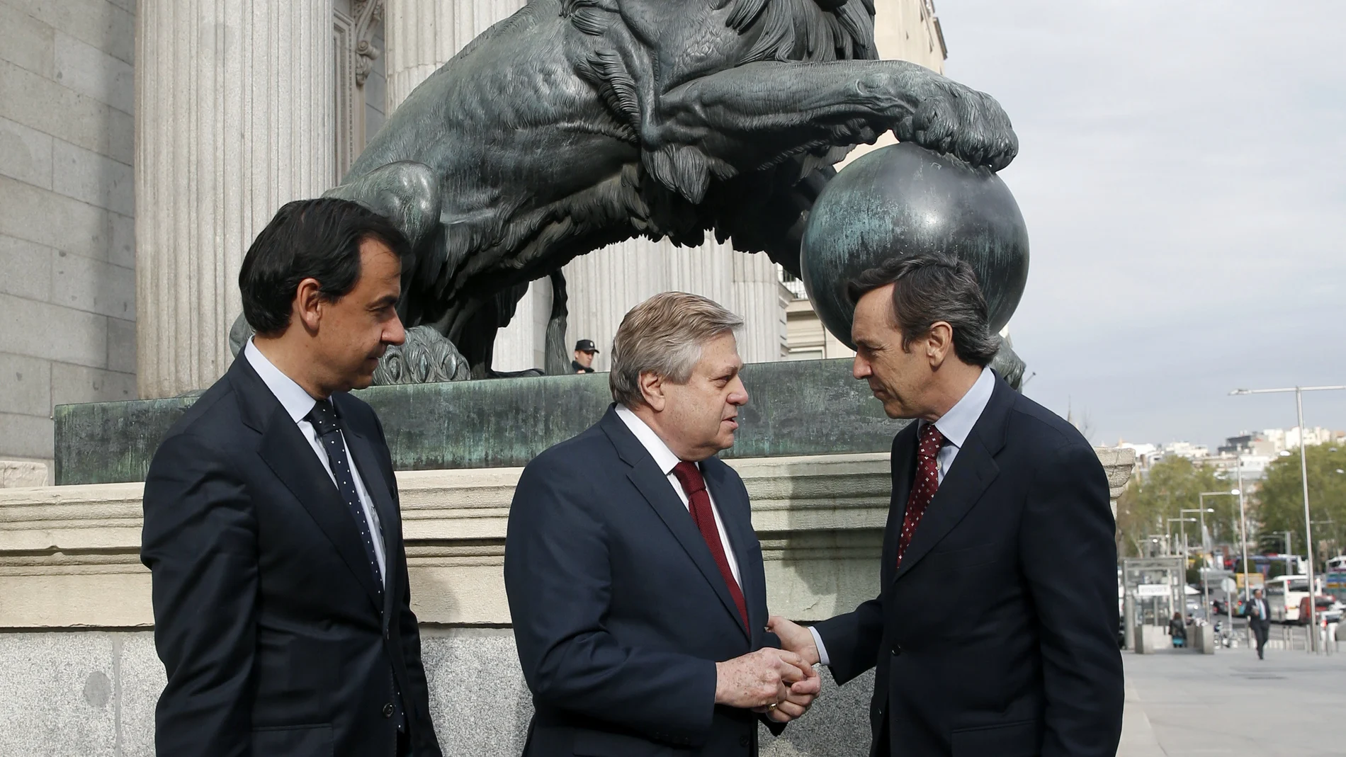 El padre de Leopoldo López a las puertas del Congreso El padre de Leopoldo López a las puertas del Congreso