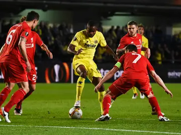Bakambu intenta zafarse de la defensa del Livepool Bakambu intenta zafarse de la defensa del Livepool