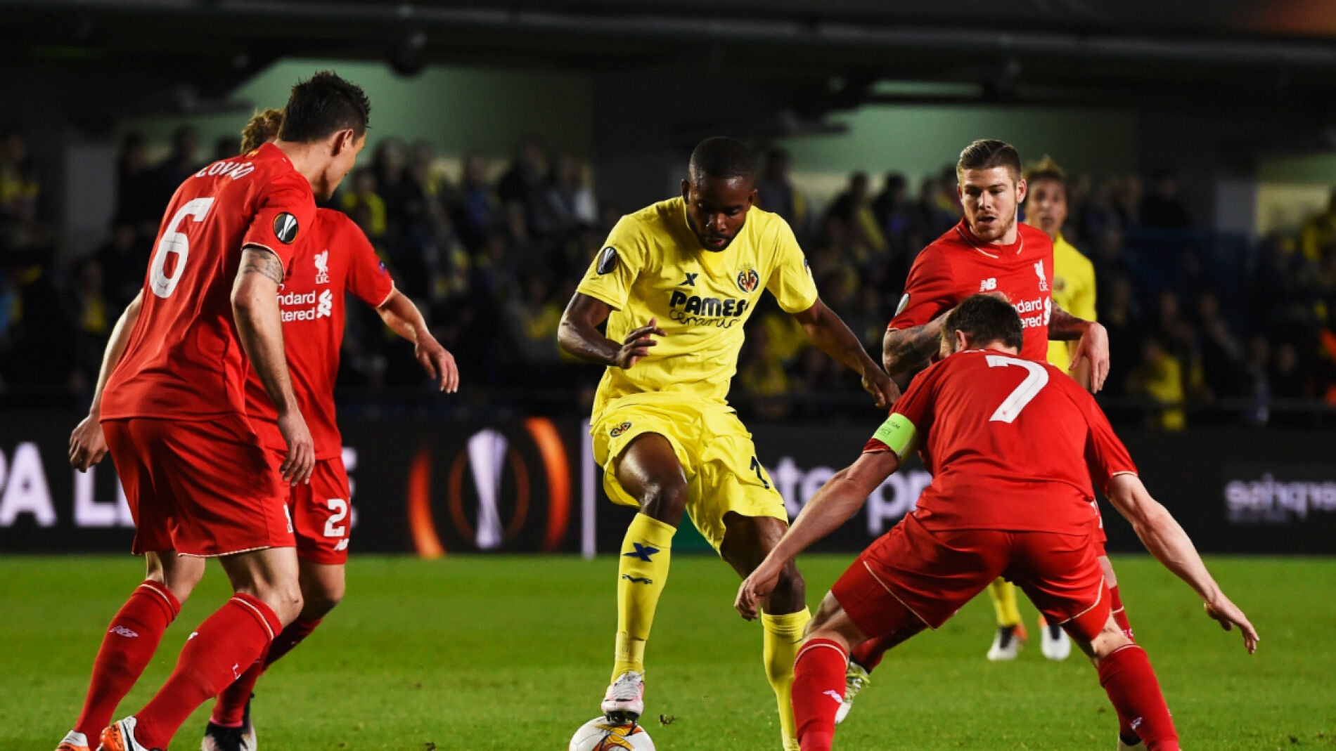 Bakambu intenta zafarse de la defensa del Livepool