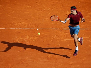 Roger Federer golpea la pelota durante un partido